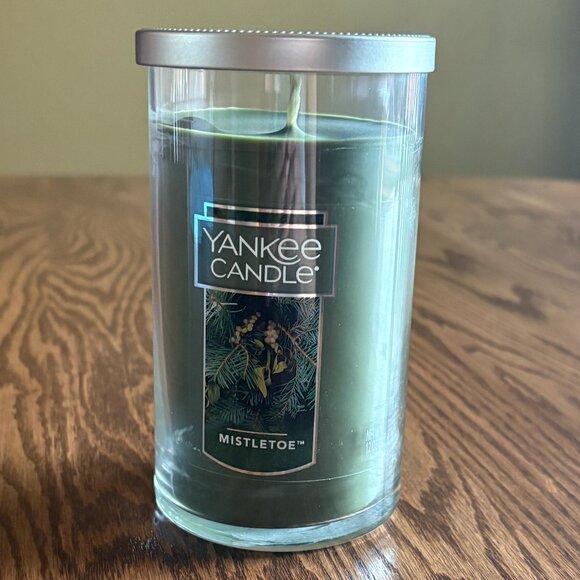 Mistletoe Yankee Candle Medium Tumbler Candle, NWT - Picture 1 of 8